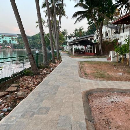 Jaladarshini Lakeside Gardens Bed & Breakfast Kollam Exterior photo