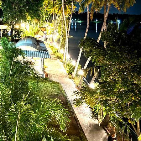 Jaladarshini Lakeside Gardens Bed & Breakfast Kollam Exterior photo